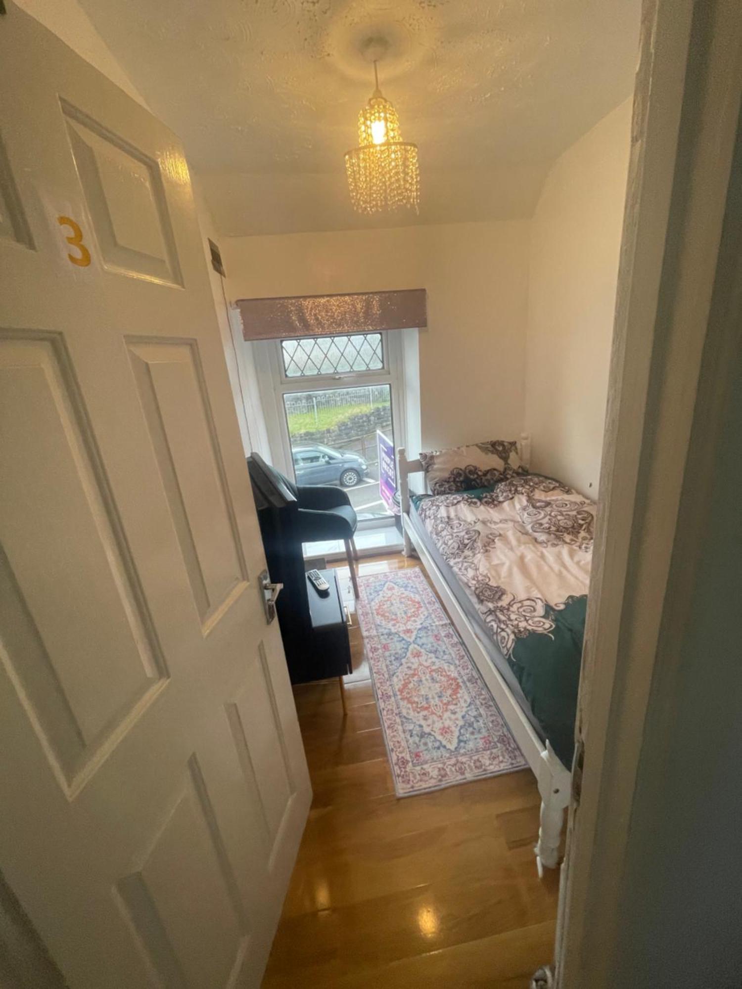 Single Bed In A Peaceful House In Morriston Lejlighed Eksteriør billede